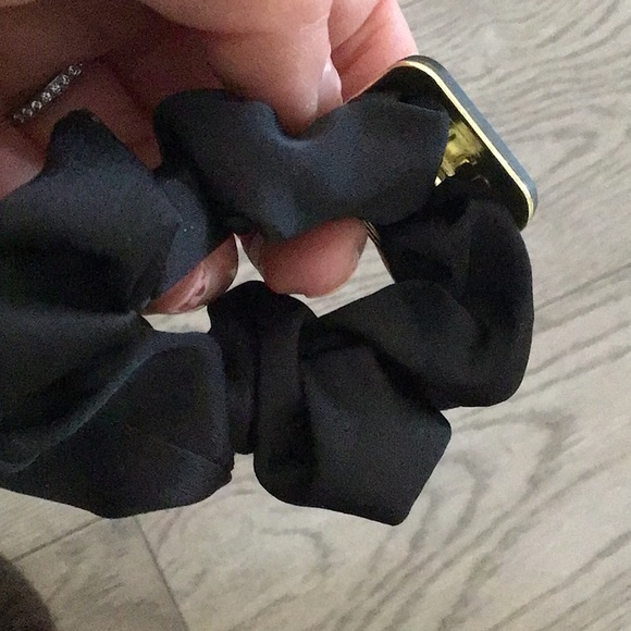 Women's Logo silky scrunchie - Picture 4 of 4